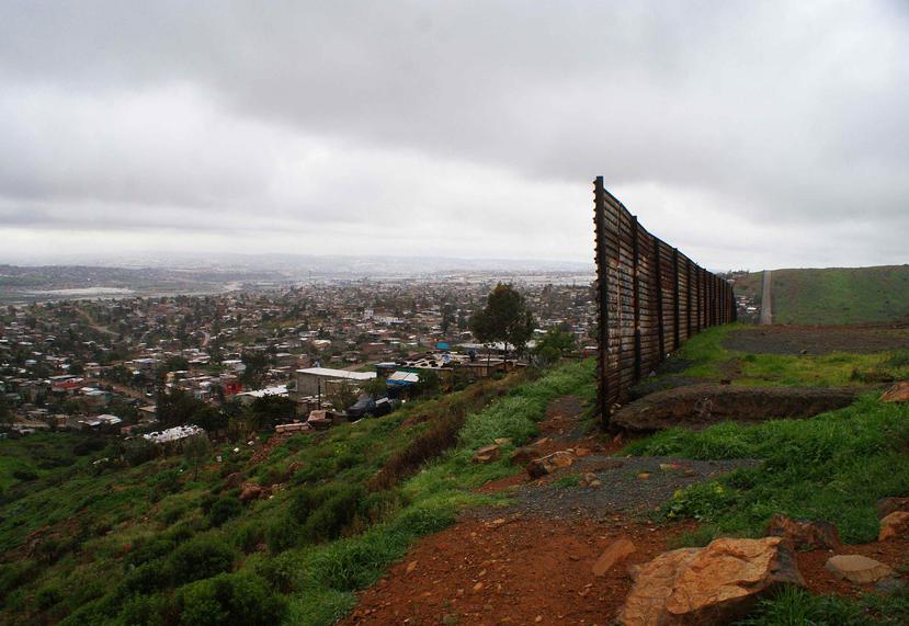 Trump quiere completar el muro que ya se levantó a lo largo de unas 354 millas en la franja fronteriza de California, Arizona, Nuevo México y parte de Texas hasta completar las 2,000 de frontera entre ambos países. (EFE)
