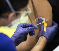 Fotografía de archivo en la que se ve cómo una persona es vacunada contra la viruela del mono en Los Ángeles (EE.UU.) el pasado 10 de agosto. EFE/EPA/ETIENNE LAURENT
