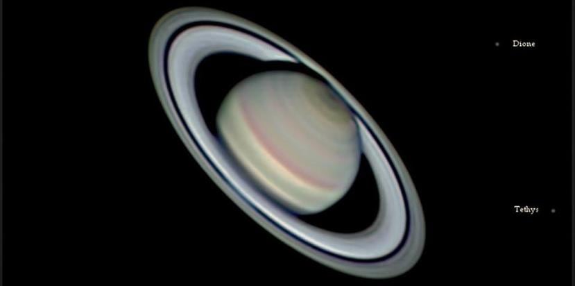 Espectacular imagen de Saturno junto a dos de sus 62 lunas, captada desde Aguadilla. (Suministrada / Efraín Morales / Sociedad de Astronomía del Caribe)