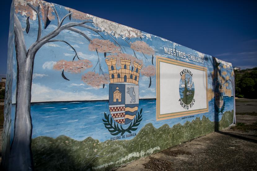 Este mural muestra el escudo de la ciudad de Guánica y el del poblado Ensenada.
