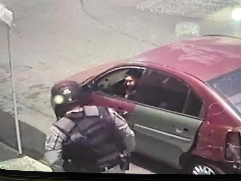 Captura de cámaras de seguridad que muestran el vehículo que perseguía el oficial que fue asesinado esta tarde en Ponce.