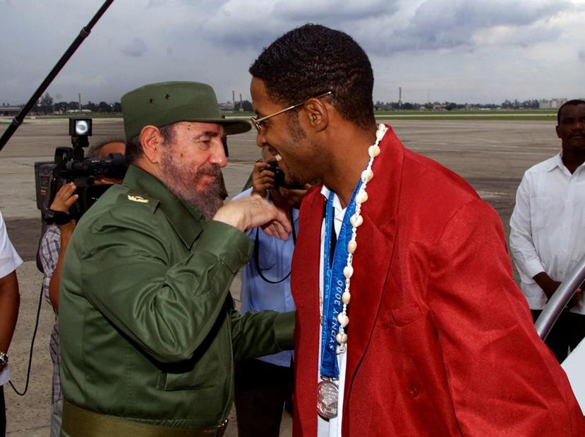 El presidente cubano Fidel Castro recibe a Javier Sotomayor tras obtener plata en las Olimpiadas de Sídney 2000. (Archivo / AP)