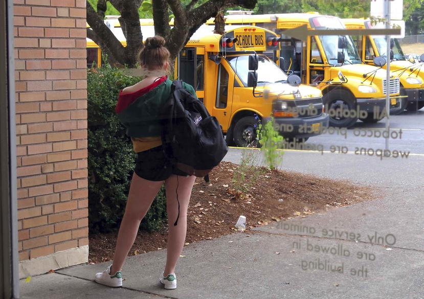 Una estudiante viste unos shorts cortos en una escuela en Oregon. (AP)
