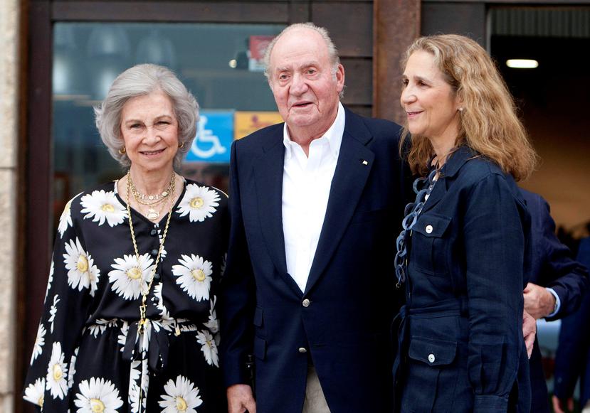 Al centro, el rey Juan Carlos de Borbón junto a la reina Sofía y la infanta Elena. (EFE)