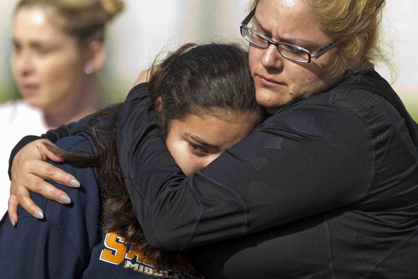 Gente recoge a los estudiantes tras un tiroteo en la escuela secundaria Salvador B. Castro cerca del centro de Los Ángeles, 1 de febrero de 2018. (AP/Damian Dovarganes)