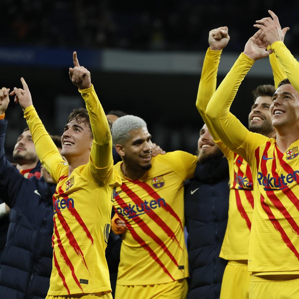 MADRID, 20/03/2022.- Los jugadores del FC Barcelona celebran su victoria ante el Real Madrid 4-0.
