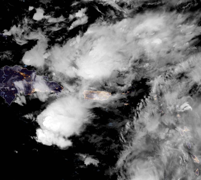 Imagen del satélite GOES-East que muestra zonas de nubosidad que cubren a Puerto Rico.