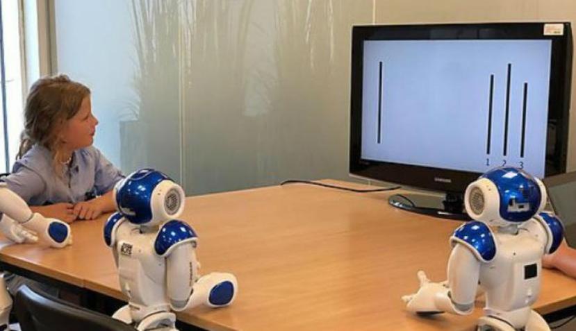 Los investigadores les pidieron a los niños comparar líneas en una pantalla, con robots que también ofrecían sus opiniones (Universidad de Plymouth).