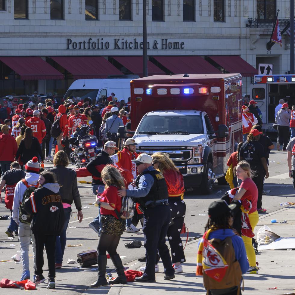 Oficiales de la policía en Kansas City intentan despejar la zona del tiroteo durante la celebración en la ciudad por el campeonato conquistado por los Chiefs en el Super Bowl.