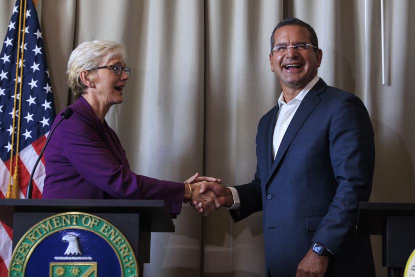 La secretaria de Energía, Jennifer Granhol, con el gobernador Pedro Pierluisi durante su visita de principios de mes a Puerto Rico.