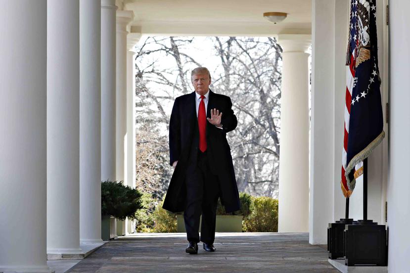 El presidente Donald Trump camina por la Casa Blanca de anunciar la reapertura del gobierno el viernes 25 de enero de 2019, en Washington. (AP)