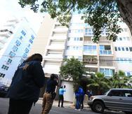 Investigadores visitaron el condominio Santa Teresita en Miramar, San Juan, para corroborar versiones sobre la muerte de Carlos Cotto Cartagena en el 2018.