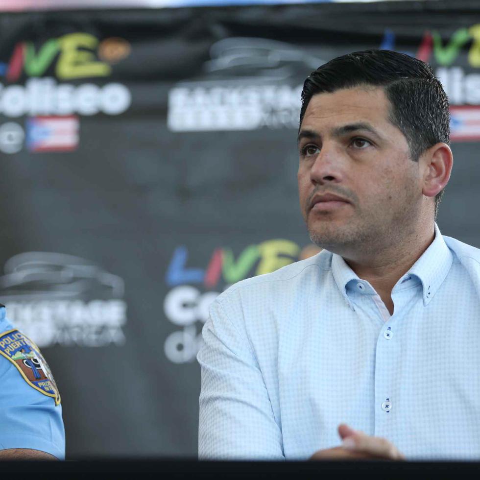 El comandante de área de San Juan, Juan Cáceres (izquierda) y el gerente general del Coliseo de Puerto Rico, Eduardo Cajina, durante la conferencia de prensa para anunciar el plan de tránsito y seguridad para diciembre.