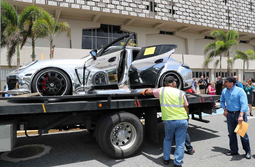 Funcionarios de Hacienda evalúan el Porsche Panamera embargado el pasado 11 de abril.