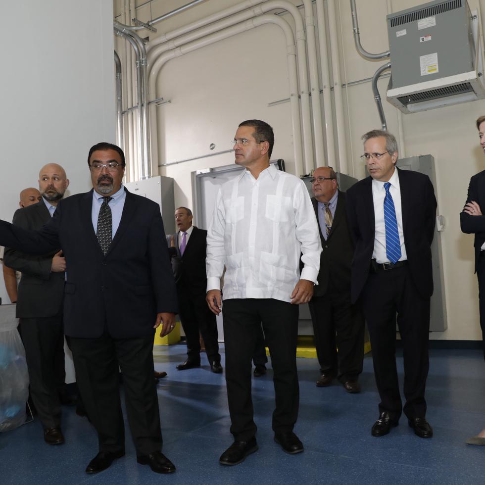 El doctor José Eduardo Vidal, a la izquierda, mostró al gobernador Pierluisi (al centro) la nueva planta de Cytoimmune Therapeutics en Toa Baja.