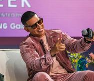 El artista puertorriqueño Daddy Yankee sonríe  durante su participación en el apartado "El superestrella" de la Conferencia de los premios Latin Billboard en el Faena Forum de Miami Beach, Florida (EE.UU). EFE/Giorgio Viera