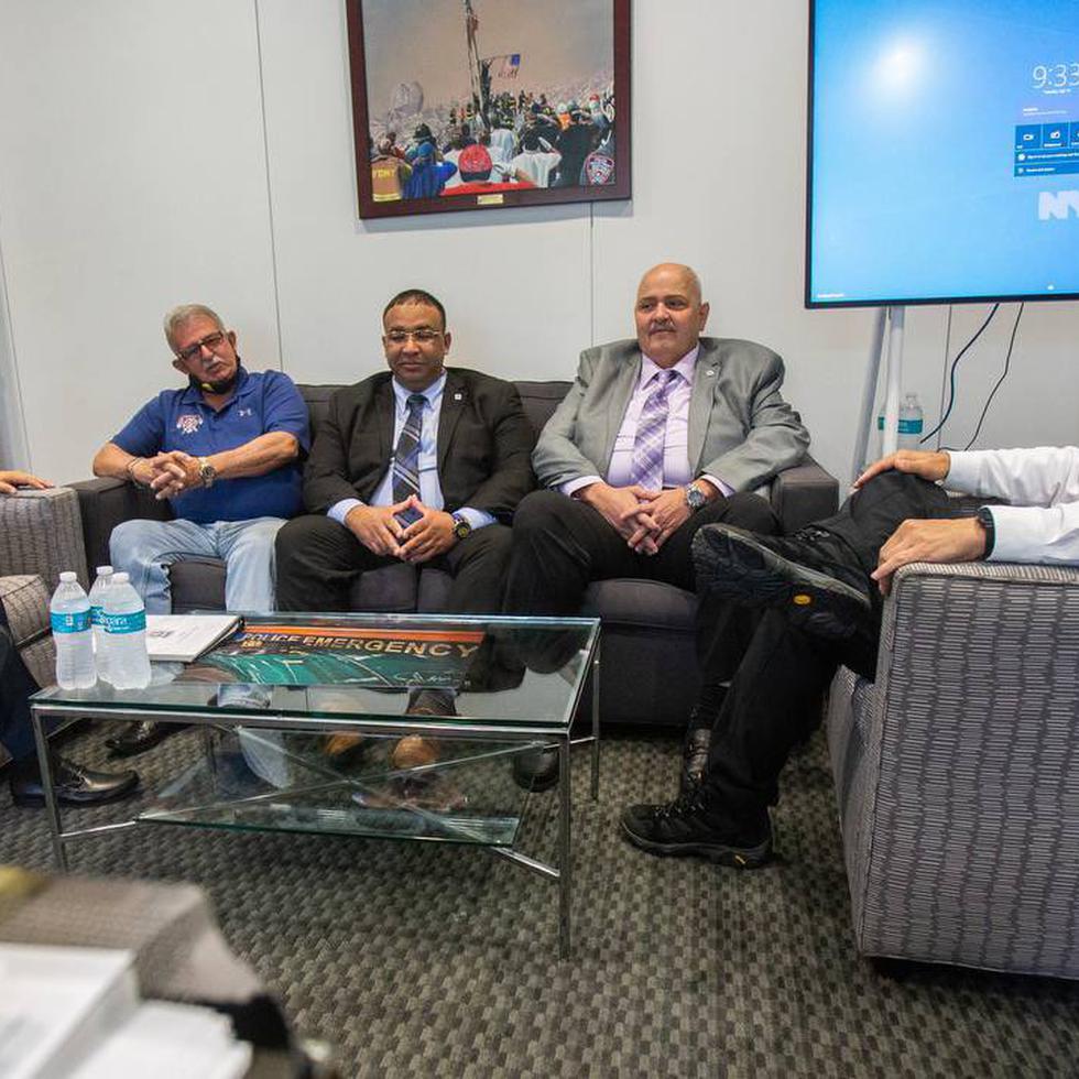 Foto compartida por el alcalde Miguel Romero (extrema izquierda) durante su visita a la sede de Manejo de Emergencias de la ciudad de Nueva York.