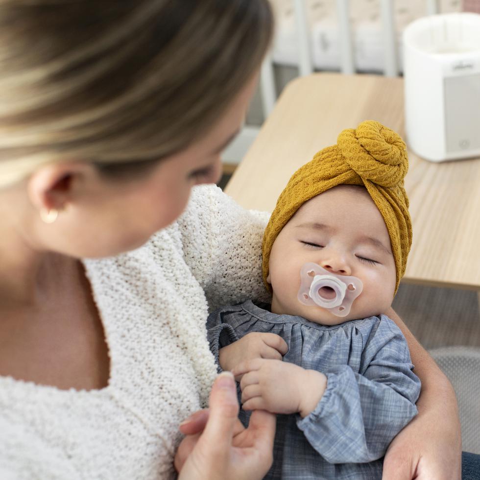Cuando el bebé comience a gatear o desplazarse, hay que evitar que lleve el “bobo” colgado, ya que lo arrastrará y se lo llevará sucio a la boca, lo que puede aumentar el riesgo de infecciones.