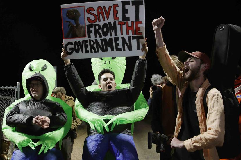 Las personas llegaron con pancartas pidiendo al gobierno que libere a los extraterrestres. (AP)