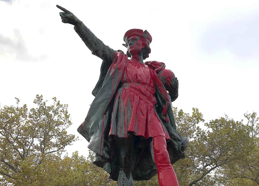 Pintura roja cubre la estatua de Cristóbal Colón en Providence, Rhode Island, vandalizada en ocasión del día que lleva su nombre. (AP/Michelle R. Smith)