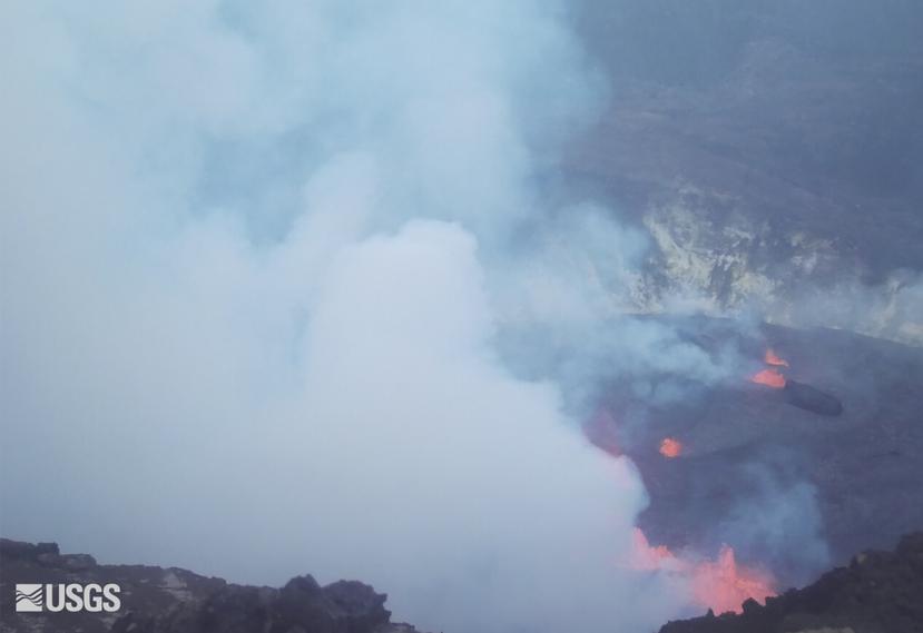 En esta imagen tomada de una cámara web proporcionada por el Servicio Geológico de Estados Unidos se muestra una vista de la erupción en el cráter Halemaumau, en el volcán Kilauea, en Hawai, el 29 de septiembre de 2021.