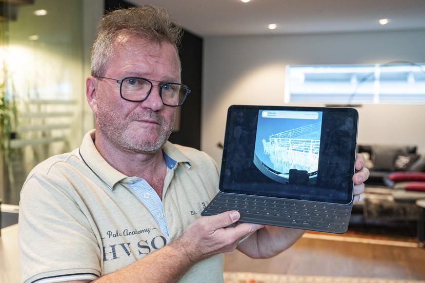 Arthur Loibl, uno de los primeros clientes de la empresa de sumergibles Oceangate, sostiene una foto del Titanic en Straubing, Alemania.
