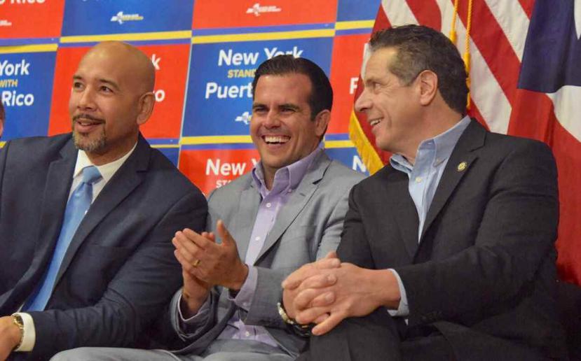Al centro el gobernador de Puerto Rico, Ricardo Rosselló, acompañado del gobernador de Nueva York, Andrew Cuomo, a la derecha. (Captura)