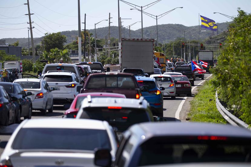 Una caravana que llegó hoy, domingo, a Guánica con suministros causó una congestión que dificultó la entrada al refugio ubicado en el coliseo Mario "Tito" Rodríguez.