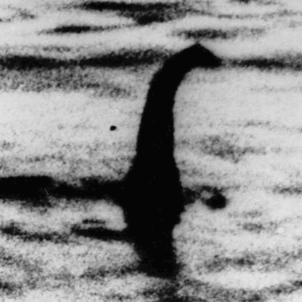 La foto sin fecha muestra una sombra que según algunos es el monstruo del Lago Ness en Escocia, luego desacreditada como un engaño. Amantes de los misterios se congregaron en un lago escocés el sábado 26 de agosto de 2023 para buscar señales del mítico Monstruo del Lago Ness. (AP Foto/File)