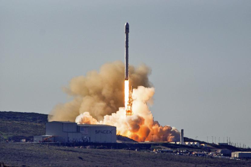 El cohete intentará llevar 10 satélites comerciales al espacio para la compañía de voz y datos Iridium. (EFE)