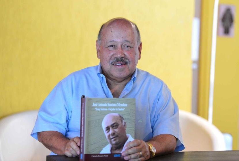 Tony Santana de la Rosa muestra el libro biográfico de su padre, el empresario Jose Antonio “Tony” Santana Mendoza, fundador de las empresas Santana.