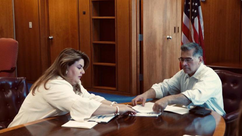 La comisionada Jenniffer González y el secretario de Salud de Estados Unidos, Xavier Becerra.
