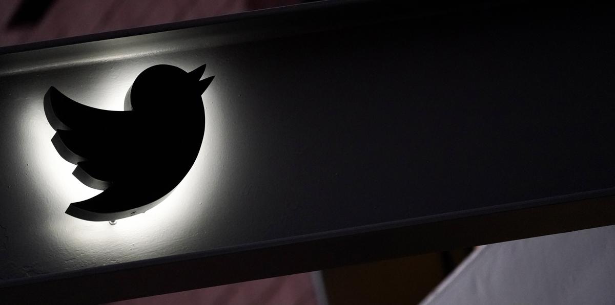 El logotipo de Twitter aparece en una marquesina en el edificio donde se encuentra la oficina de Twitter en Nueva York.