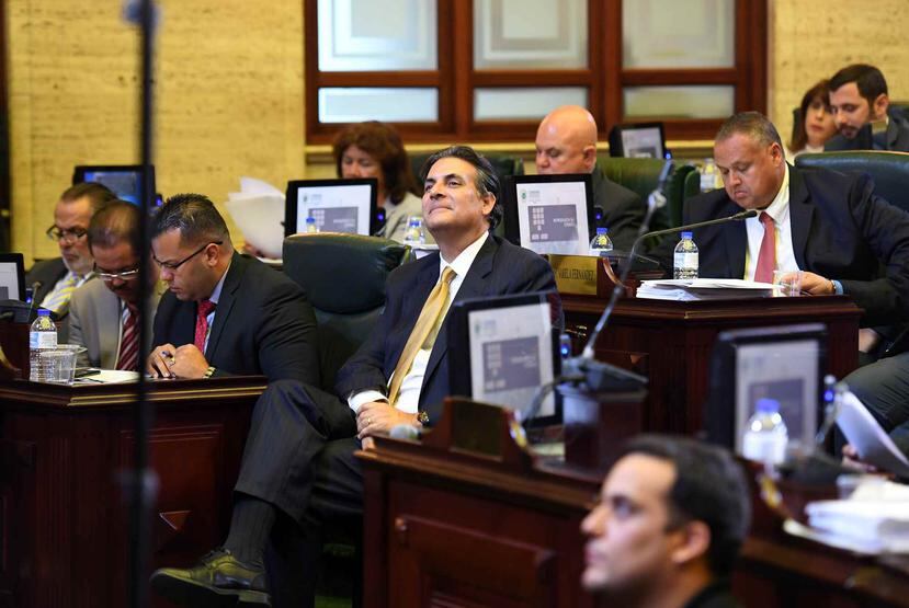 En el centro, Eduardo Bhatia escuchando el mensaje de presupuesto del gobernador Ricardo Rosselló.