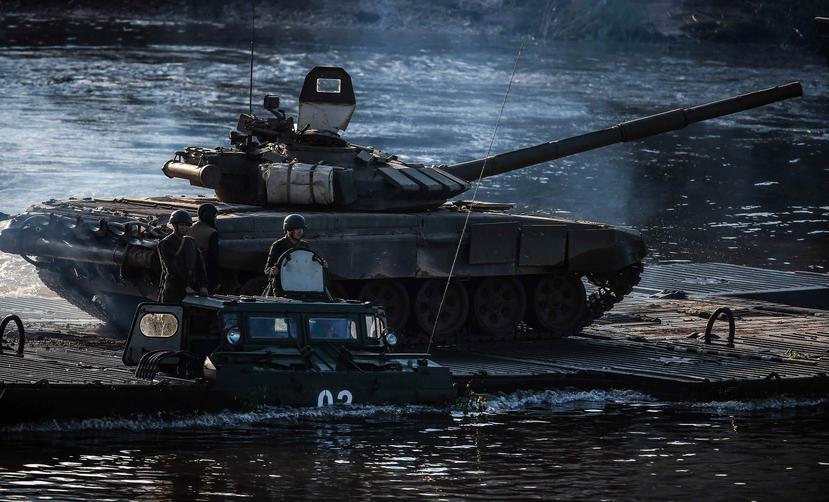 Vista de un tanque T-72M, también conocido como Terminator, participa de una maniobra militar (EFE).