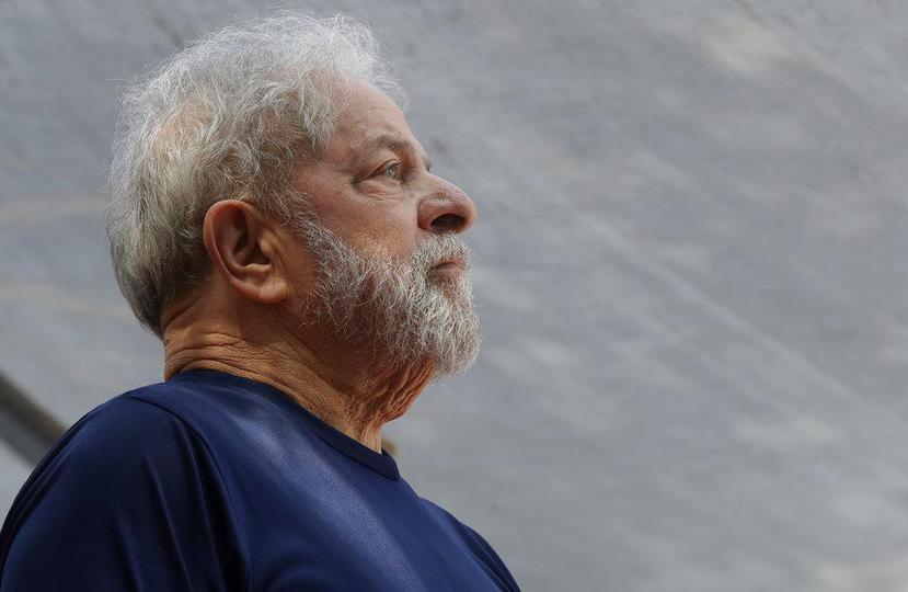 Luiz Inácio Lula da Silva frente a la sede del sindicato metalúrgico Sao Bernardo do Campo, en Brasil. (AP)