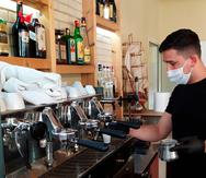Un empleado trabaja en una cafetería de Tirana, Albania.