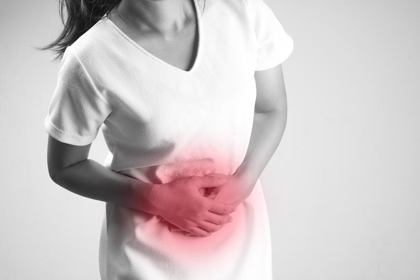 Las personas que tienen dolor abdominal persistente con cólicos y gases fuera de lo normal deben visitar al médico. (Shutterstock)