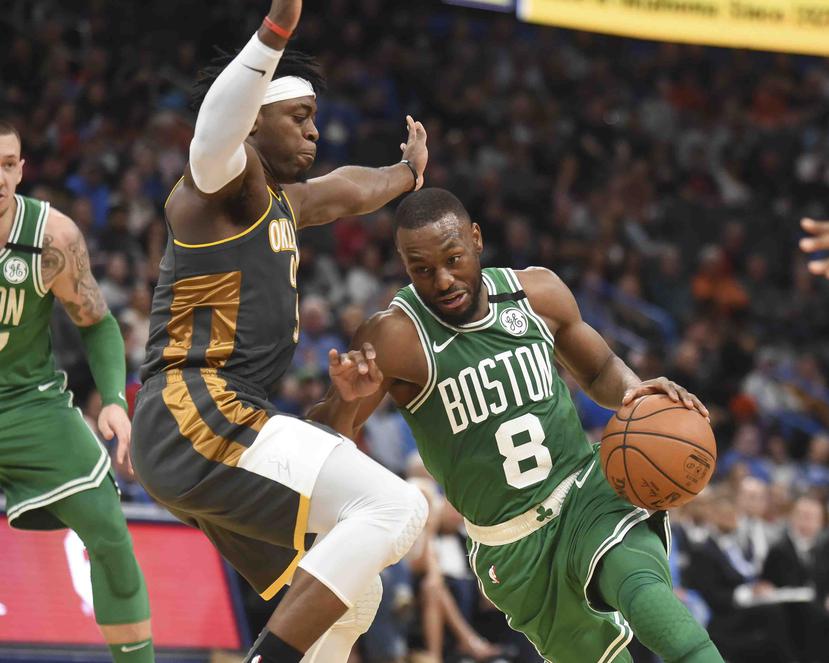 El escolta de los Boston Celtics, Kemba Walker pasa al escolta del Oklahoma City Thunder, Luguentz Dort en la segunda mitad de un partido de baloncesto de la NBA. (AP)