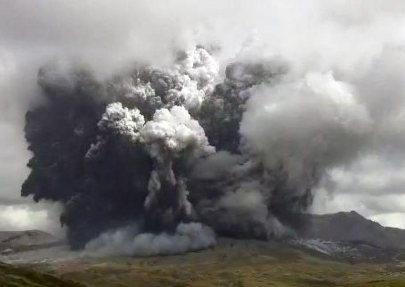 Entra en erupción el monte Aso, al suroeste de Japón.
