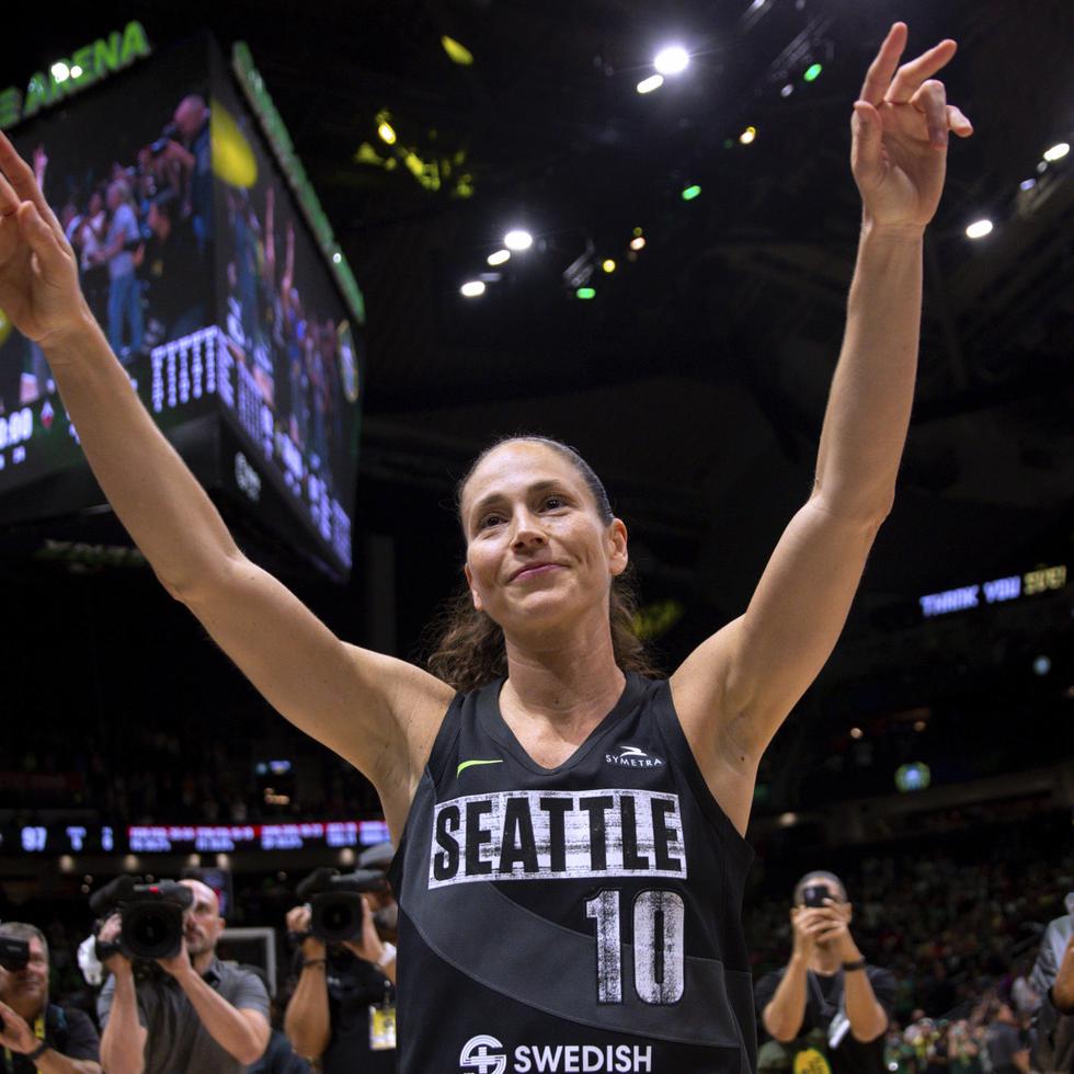Sue Bird agradece a la fanaticada luego de su último partido como jugadora en la WNBA.