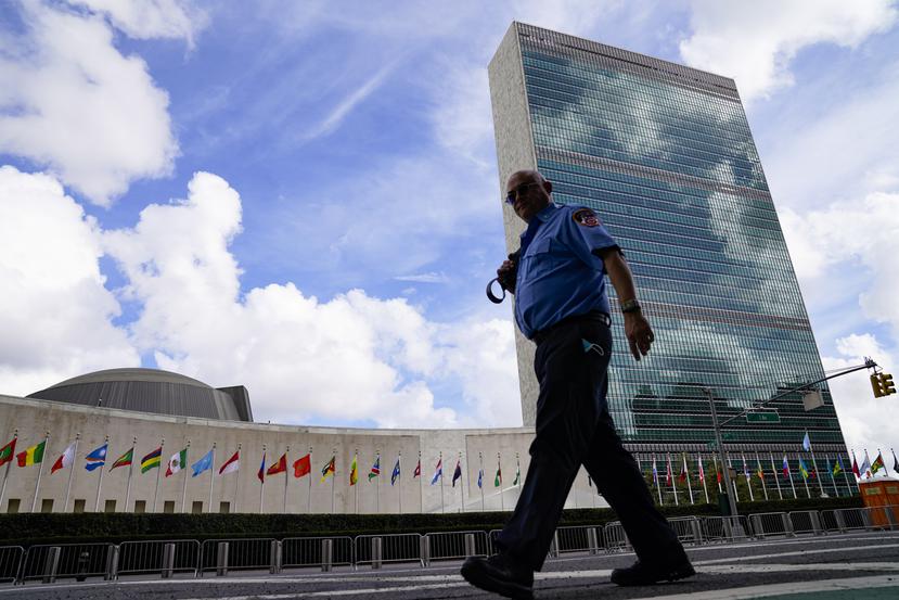 Un bombero camina al frente de la sede de las Naciones Unidas, en Nueva York.