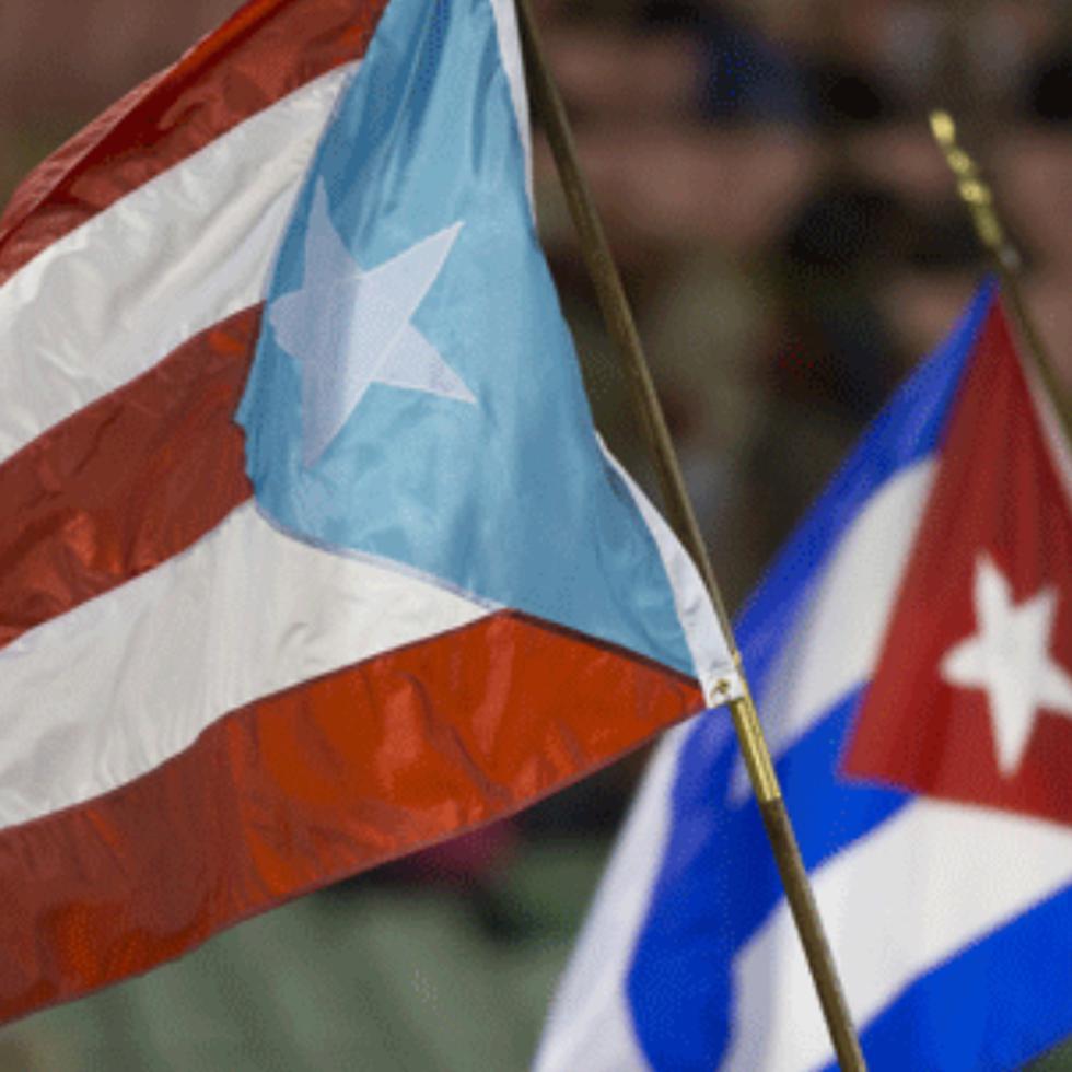 Las banderas de Cuba y Puerto Rico.