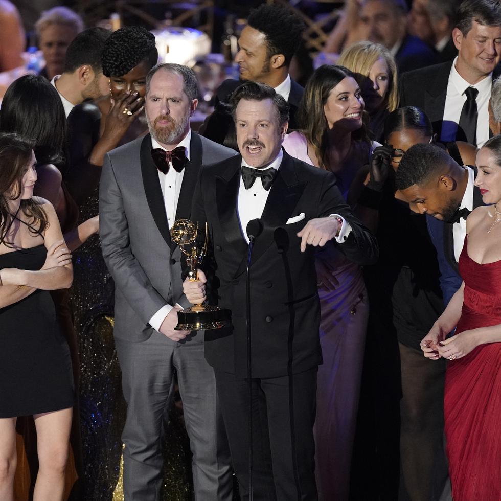 Jason Sudeikis, centro, y el elenco y equipo de producción de "Ted Lasso" recibieron el Emmy a mejor serie de comedia en la 74a entrega de los Premios Emmy.