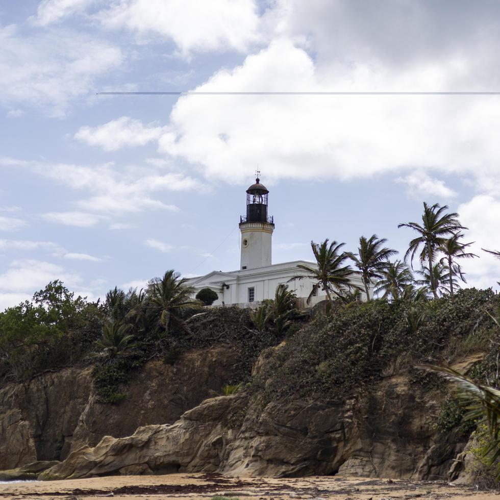 Picture of the coast of Maunabo with its lighthouse in the distance.