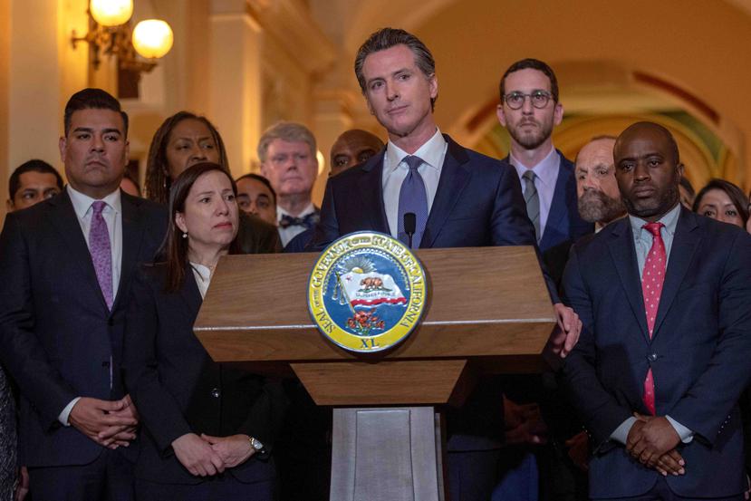 El gobernador de California, el demócrata Gavin Newsom (c), ofrece una rueda de prensa este miércoles en Sacramento. (Agencia EFE)