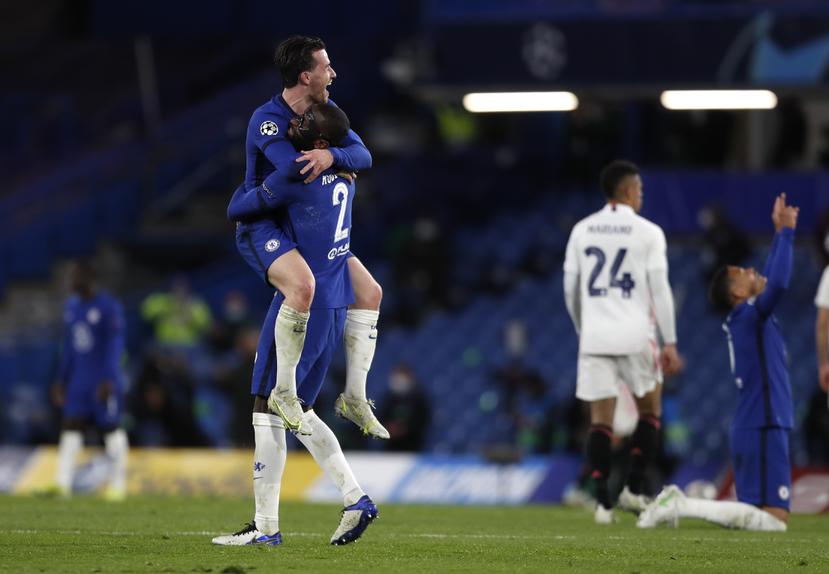Ben Chilwell (izquierda) y Antonio Rudiger, del Chelsea, festejan la victoria sobre el Real Madrid en la vuelta de las semifinales de la Liga de Campeones.