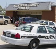 Acompañados por policías locales, agentes de la DEA allanan la farmacia Wilkinson Family Pharmacy en Chalmette, Luisiana, el 19 de abril de 2017. La farmacia compró más de 4,5 millones de pastillas de oxicodona e hidrocodona de Morris & Dickson entre 2014 y 2017.