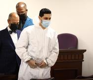 Jensen Medina acompañado de sus abogados durante su vista de sentencia por el asesinato de Arellys Mercado.