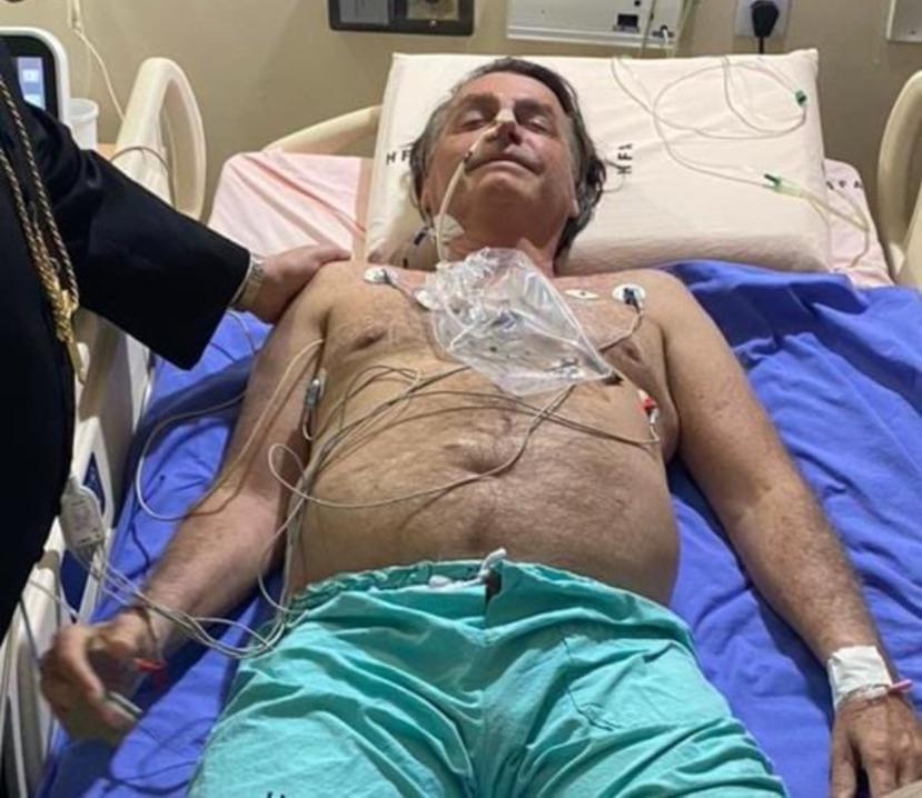 El presidente de Brasil, Jair Bolsonaro, acostado en la camilla de un hospital.